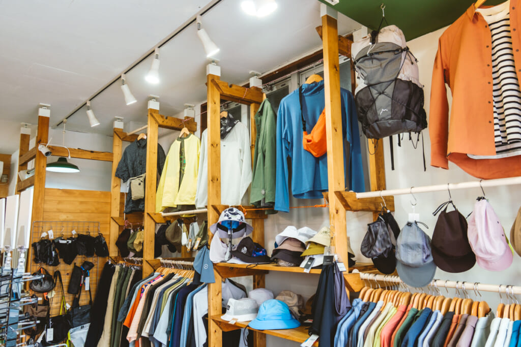 伊豆のアウトドアショップ「SANKAKUSTAND（サンカクスタンド）」の店内