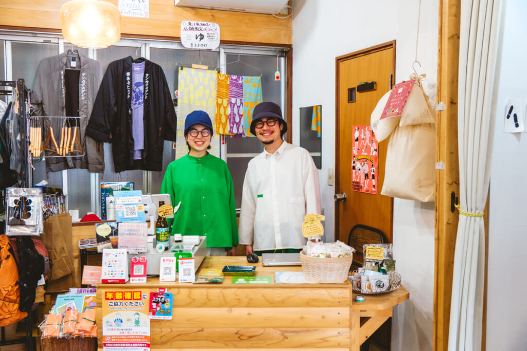 伊豆のアウトドアショップ「SANKAKUSTAND（サンカクスタンド）」の店主、もじゃさんとまるさん