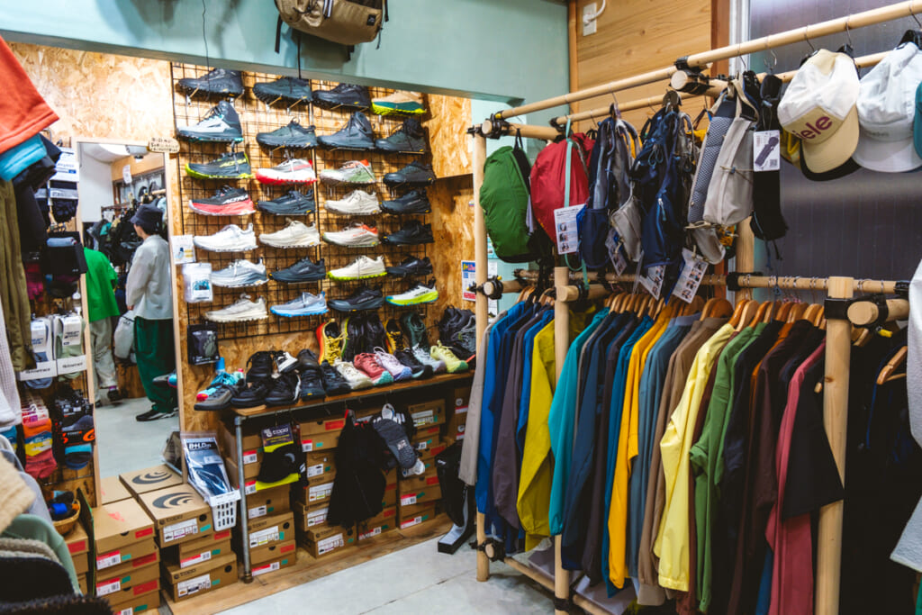 伊豆のアウトドアショップ「SANKAKUSTAND（サンカクスタンド）」の店内
