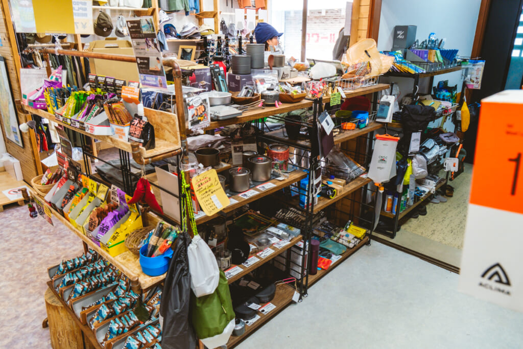 伊豆のアウトドアショップ「SANKAKUSTAND（サンカクスタンド）」の店内