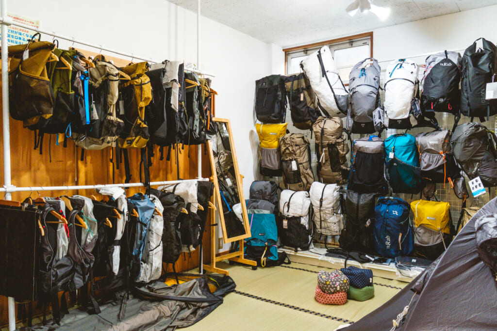 伊豆のアウトドアショップ「SANKAKUSTAND（サンカクスタンド）」の店内