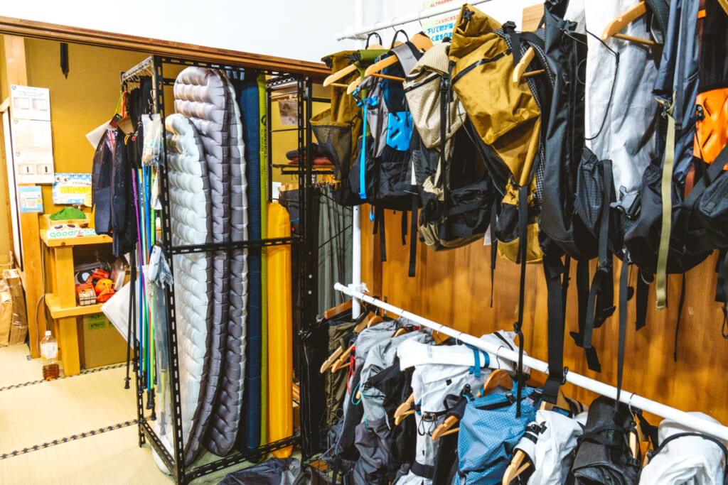 伊豆のアウトドアショップ「SANKAKUSTAND（サンカクスタンド）」の店内