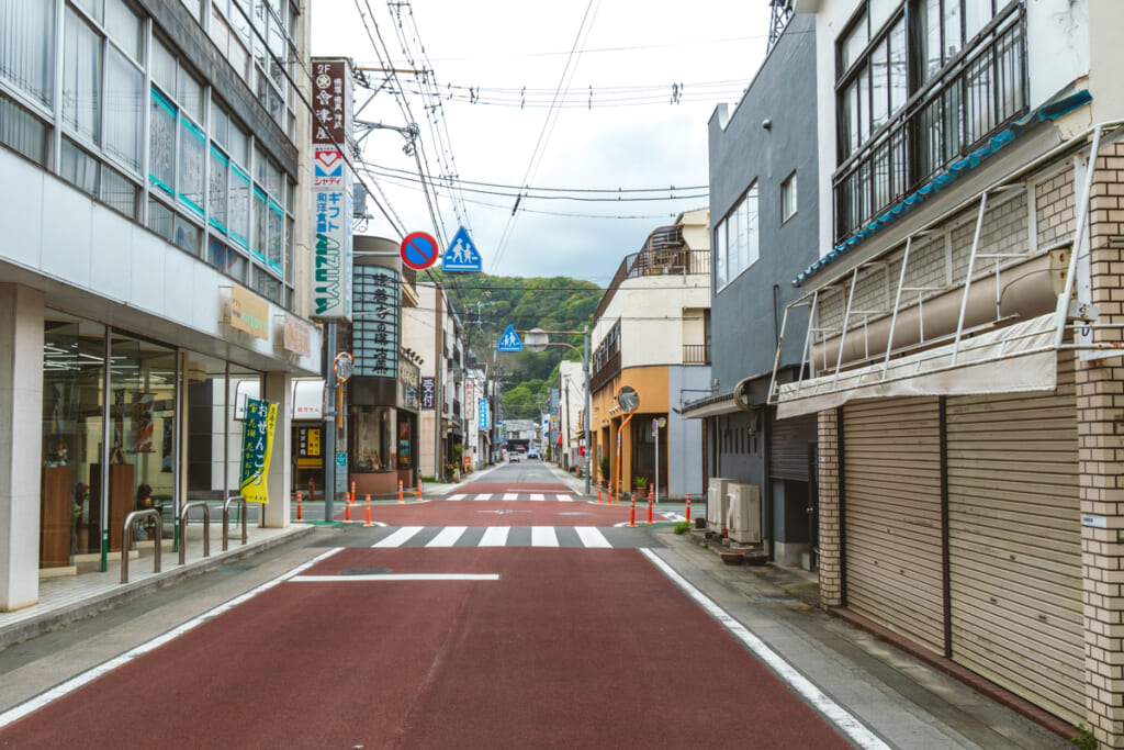 伊豆のアウトドアショップ「SANKAKUSTAND（サンカクスタンド）」の店前