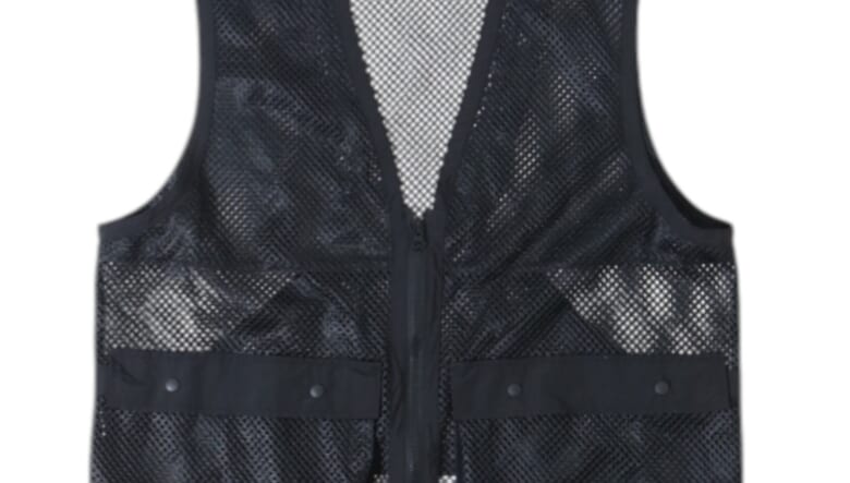 風を通してドライな着心地をキープ。バーラップアウトフィッターが放つメッシュ仕様のトップスが夏を快適に。