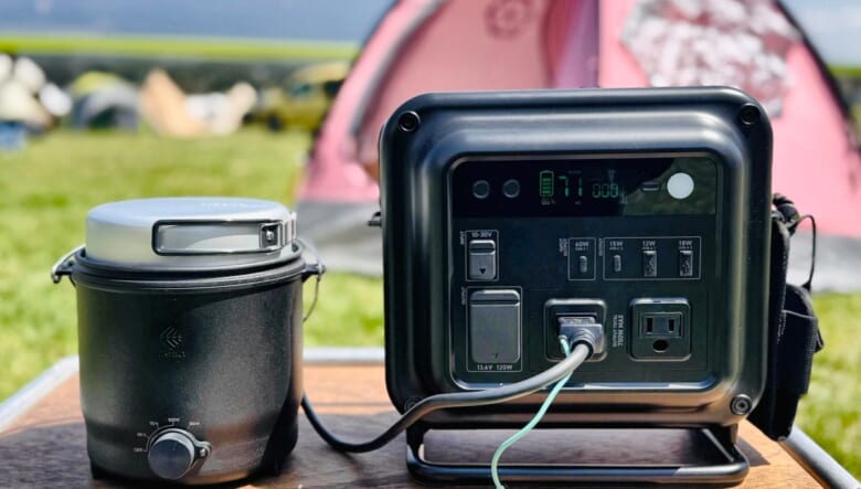 エレコムのアウトドアガジェットブランド、NEST OUT（ネストアウト）の電気調理器「COOKER -1」とポータブル電源「700N」