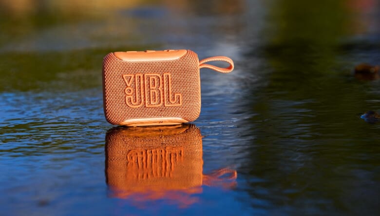 高音質のポケットスピーカー「JBL Go5」が新発売！優れた防水性＆アンビエントライトで見た目も楽しい。