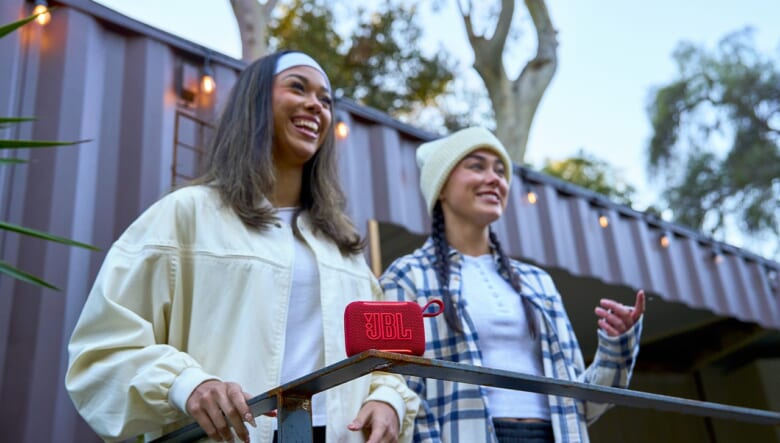 高音質のポケットスピーカー「JBL Go5」が新発売！優れた防水性＆アンビエントライトで見た目も楽しい。