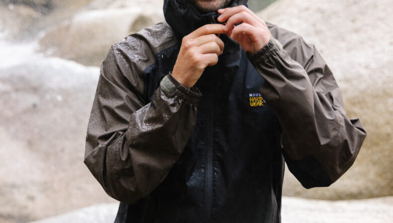 登山からシティユースまでOK！マウンテンハードウェアのDRYSPELLテクノロジーで優れた防水透湿性を発揮。