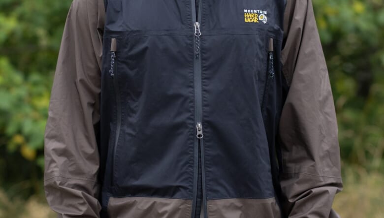 登山からシティユースまでOK！マウンテンハードウェアのDRYSPELLテクノロジーで優れた防水透湿性を発揮。