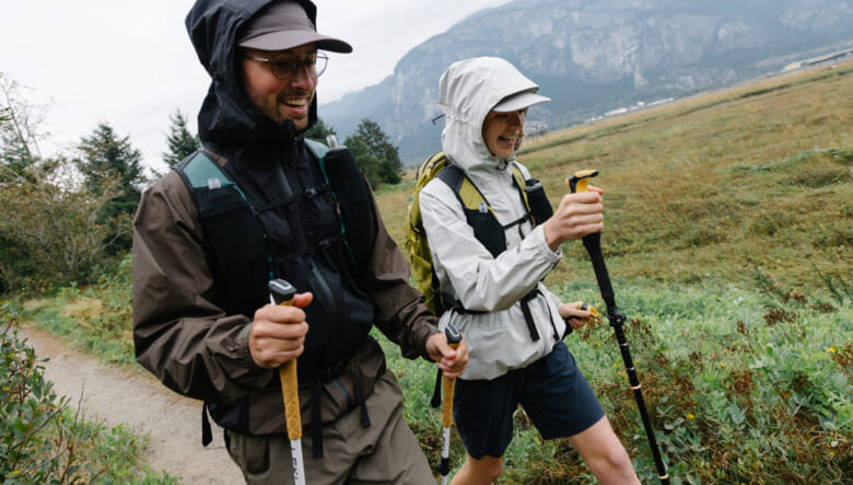 登山からシティユースまでOK！マウンテンハードウェアのDRYSPELLテクノロジーで優れた防水透湿性を発揮。