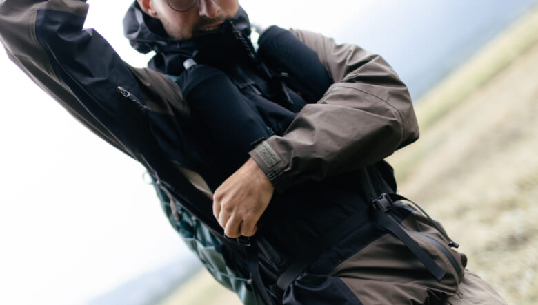 登山からシティユースまでOK！マウンテンハードウェアのDRYSPELLテクノロジーで優れた防水透湿性を発揮。