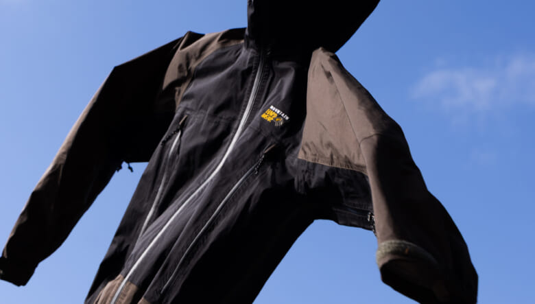 登山からシティユースまでOK！マウンテンハードウェアのDRYSPELLテクノロジーで優れた防水透湿性を発揮。