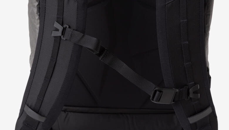 アウトドアに向けた本格カメラバッグがザ・ノース・フェイスから登場。バックカントリーのノウハウが凝縮。