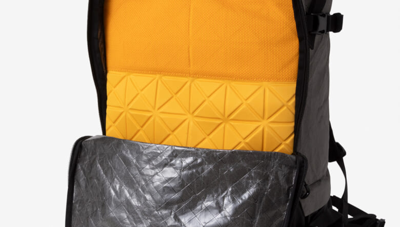 アウトドアに向けた本格カメラバッグがザ・ノース・フェイスから登場。バックカントリーのノウハウが凝縮。