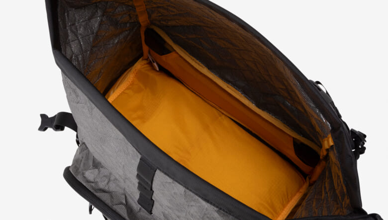 アウトドアに向けた本格カメラバッグがザ・ノース・フェイスから登場。バックカントリーのノウハウが凝縮。