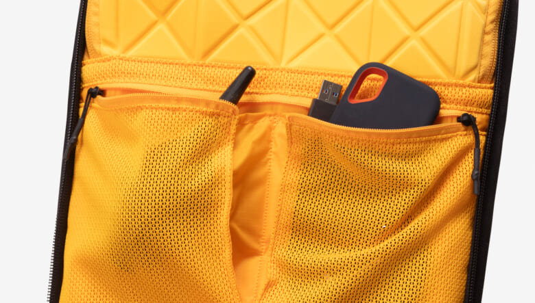 アウトドアに向けた本格カメラバッグがザ・ノース・フェイスから登場。バックカントリーのノウハウが凝縮。