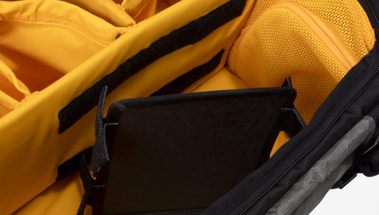 アウトドアに向けた本格カメラバッグがザ・ノース・フェイスから登場。バックカントリーのノウハウが凝縮。