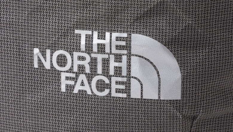 アウトドアに向けた本格カメラバッグがザ・ノース・フェイスから登場。バックカントリーのノウハウが凝縮。