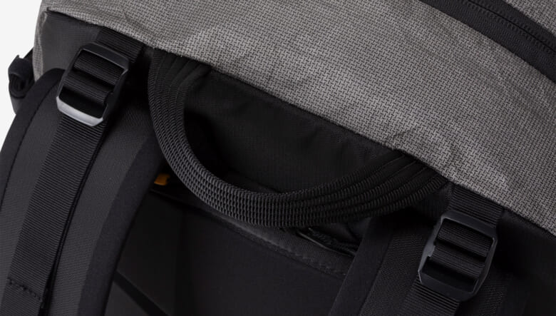 アウトドアに向けた本格カメラバッグがザ・ノース・フェイスから登場。バックカントリーのノウハウが凝縮。