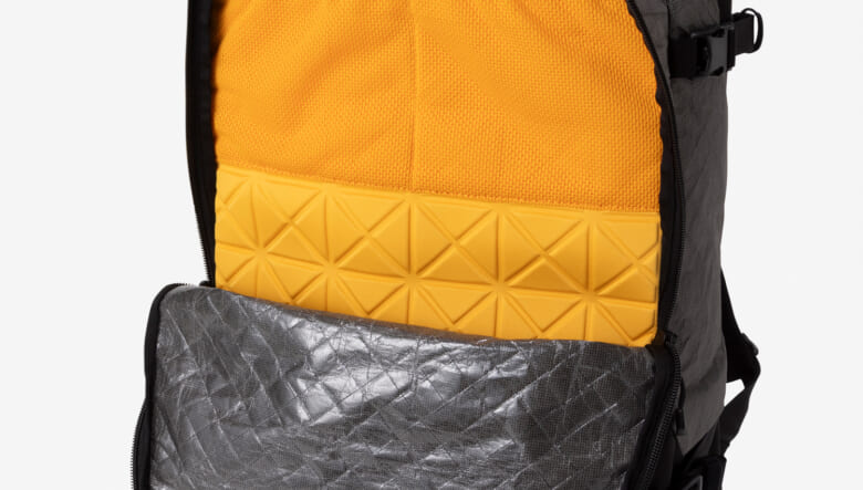 アウトドアに向けた本格カメラバッグがザ・ノース・フェイスから登場。バックカントリーのノウハウが凝縮。