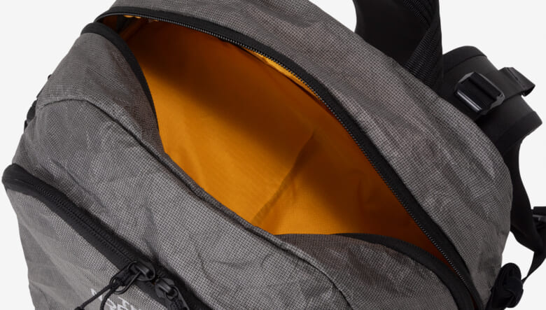 アウトドアに向けた本格カメラバッグがザ・ノース・フェイスから登場。バックカントリーのノウハウが凝縮。