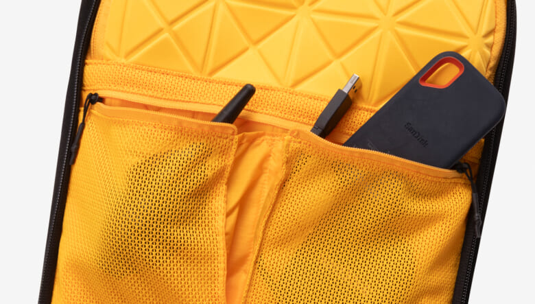 アウトドアに向けた本格カメラバッグがザ・ノース・フェイスから登場。バックカントリーのノウハウが凝縮。