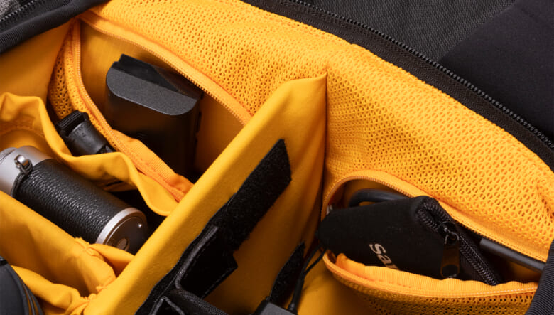 アウトドアに向けた本格カメラバッグがザ・ノース・フェイスから登場。バックカントリーのノウハウが凝縮。