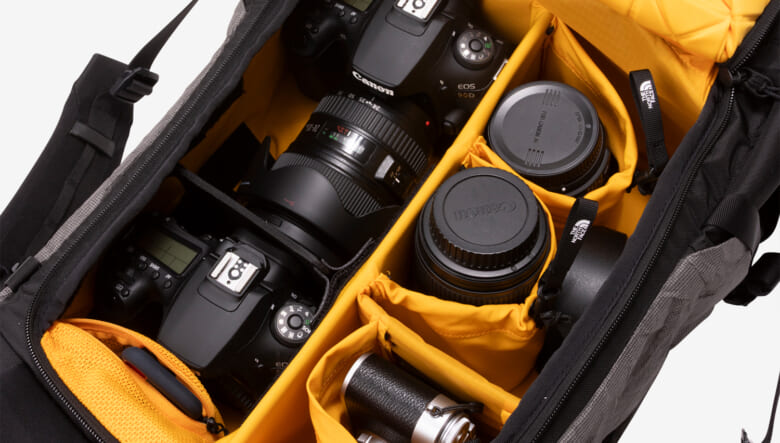 アウトドアに向けた本格カメラバッグがザ・ノース・フェイスから登場。バックカントリーのノウハウが凝縮。