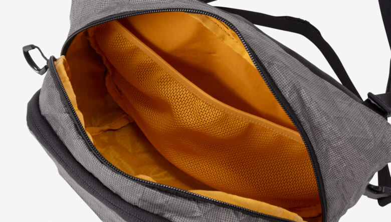 アウトドアに向けた本格カメラバッグがザ・ノース・フェイスから登場。バックカントリーのノウハウが凝縮。