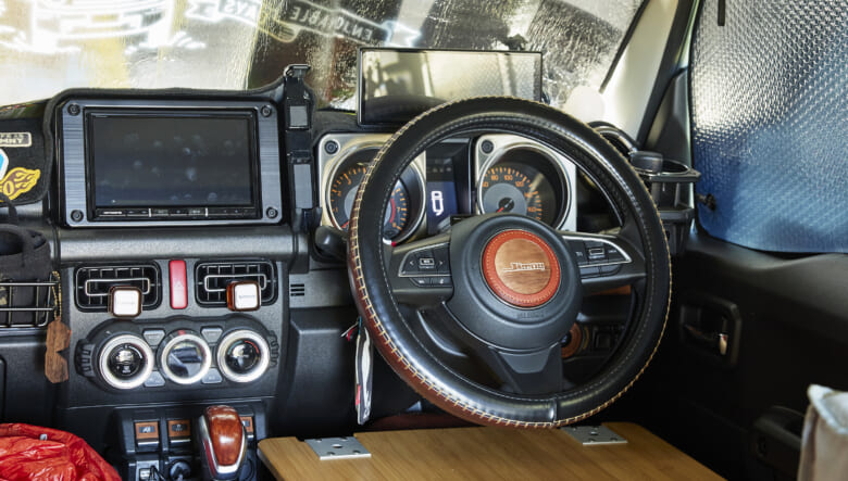 【’20 SUZUKI JIMNY SIERRA JB74】ディープリムホイールとレトロなフェイスに注目。