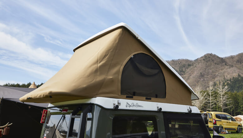 【’24 SUZUKI JIMNY JB64】専用ルーフトップテントで、快適キャンプサイトに。