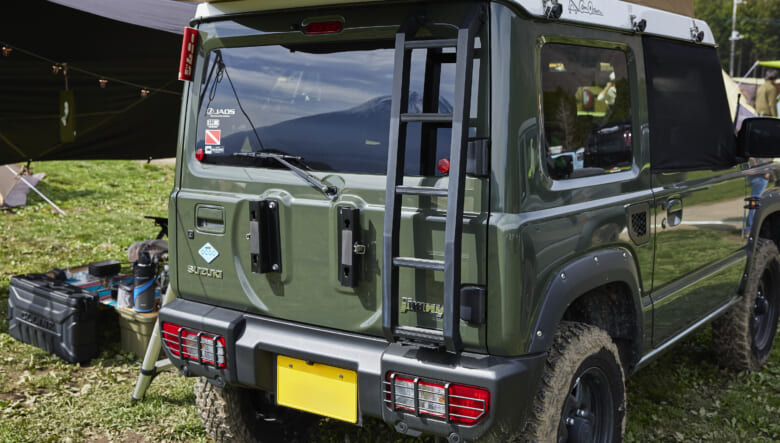 【’24 SUZUKI JIMNY JB64】専用ルーフトップテントで、快適キャンプサイトに。