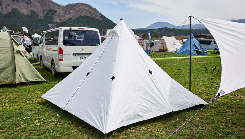 登山などのアクティビティでも活躍する、タイベック素材を使用したULモデルのテント。