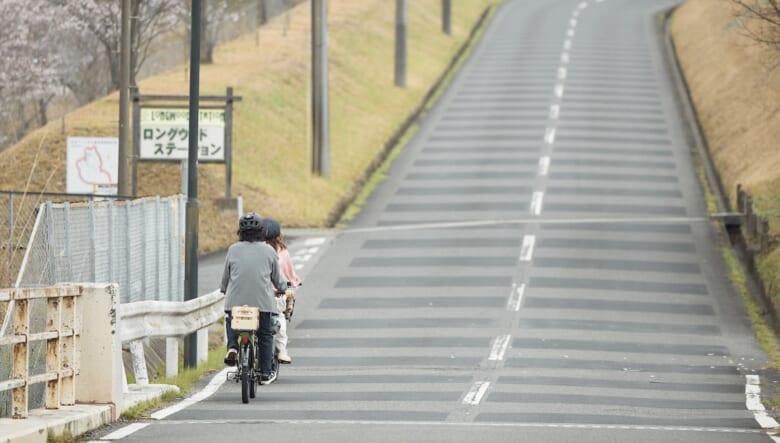 自転車×デイキャンプ。「ログワゴンe」をフル活用する、旅好き夫婦の週末。