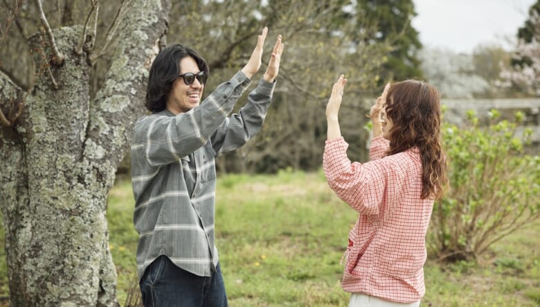 自転車×デイキャンプ。「ログワゴンe」をフル活用する、旅好き夫婦の週末。