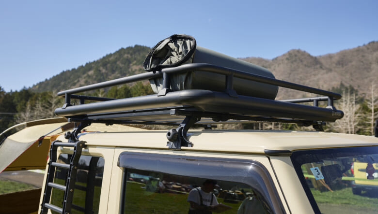 【’21 SUZUKI JIMNY JB64】アウトドアカスタムで、キャンプもシゴトも満足。