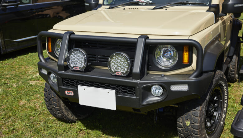 【’25 SUZUKI JIMNY SIERRA JB74】タフネスフェイスで外遊びスタイル倍増。