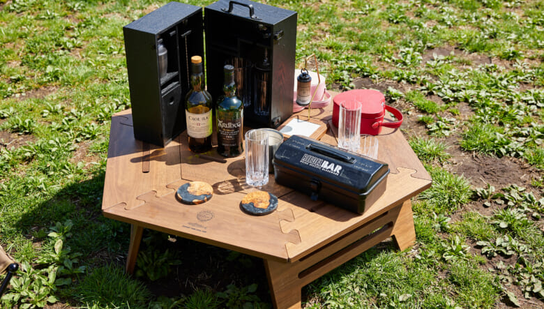 外に配置したヘキサゴンテーブルは夜のお酒スペース。