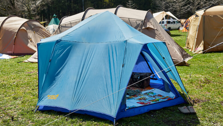 ヤフオクで格安だったというベースフォーキャンプのテントは、夜に家族でくつろぐためのシェルター代わりに。