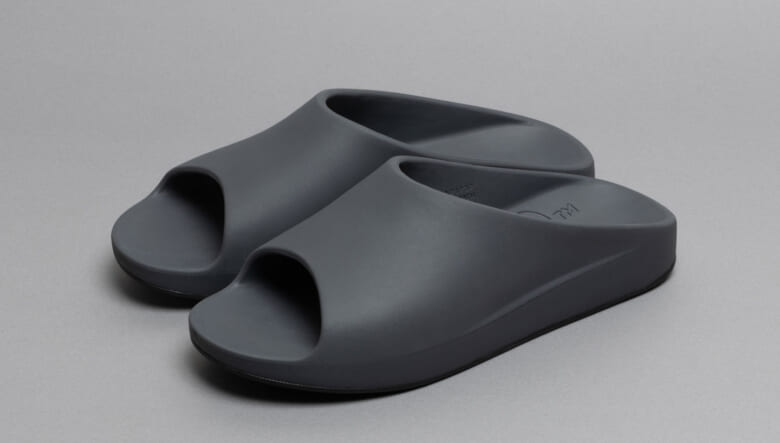 ひっくり返して汚れを軽減。PRACOの個性派サンダルに新カラーが仲間入り！