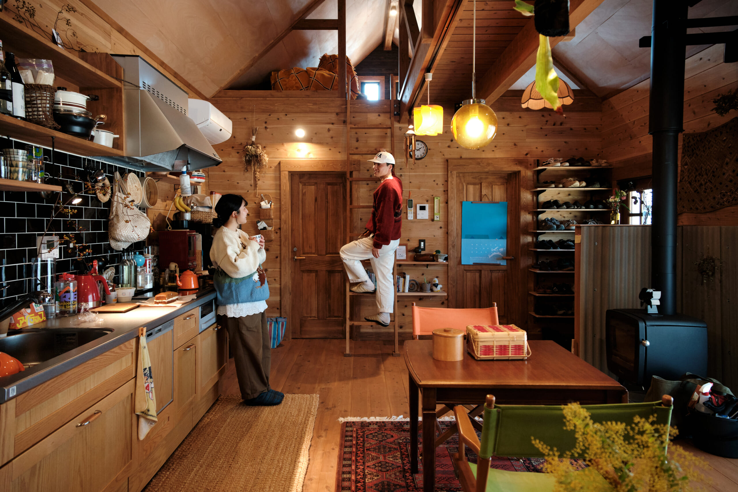 ごっしーさんとまゆかさんがダイニングキッチンで仲良く話をしている様子