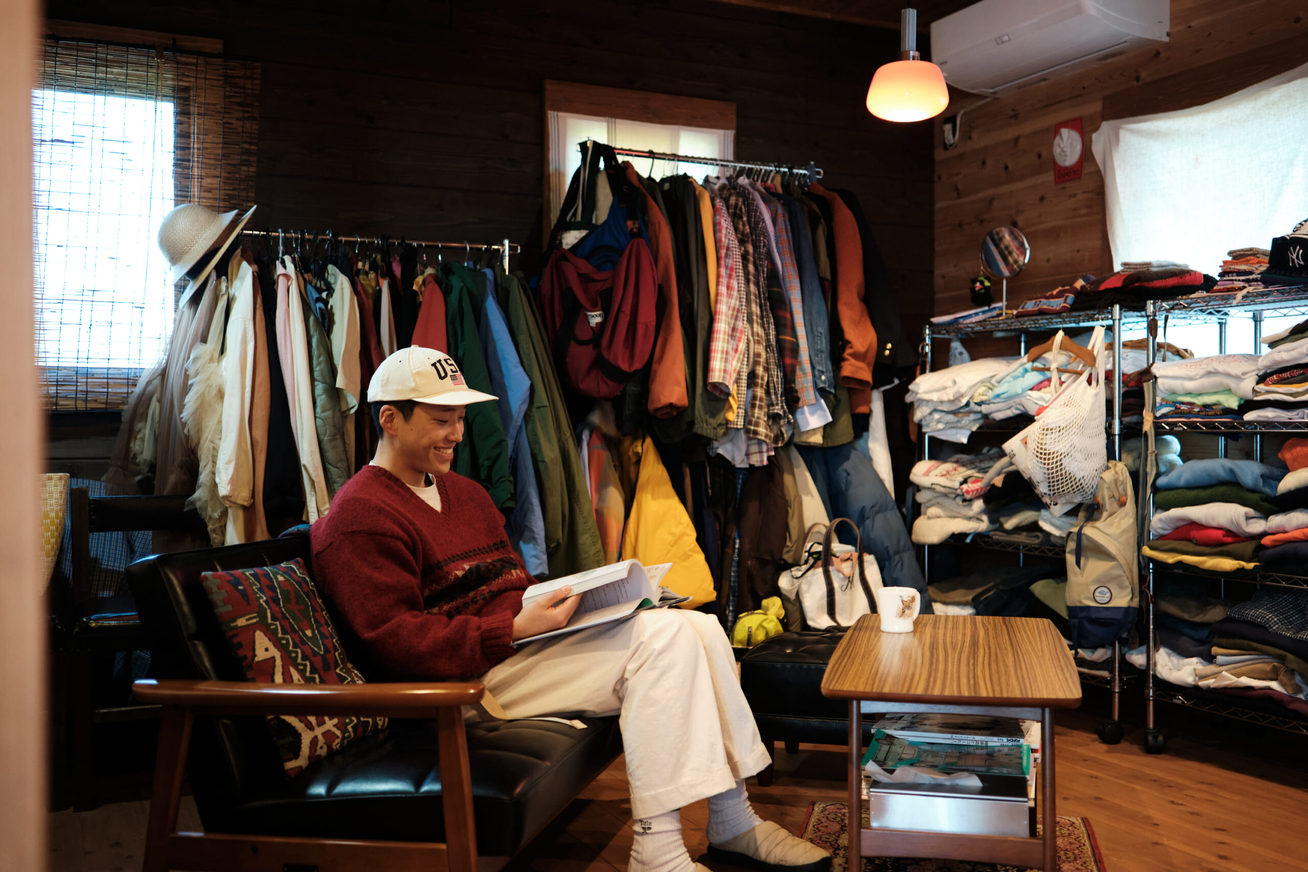 リビングで本を読むゴッシーさん