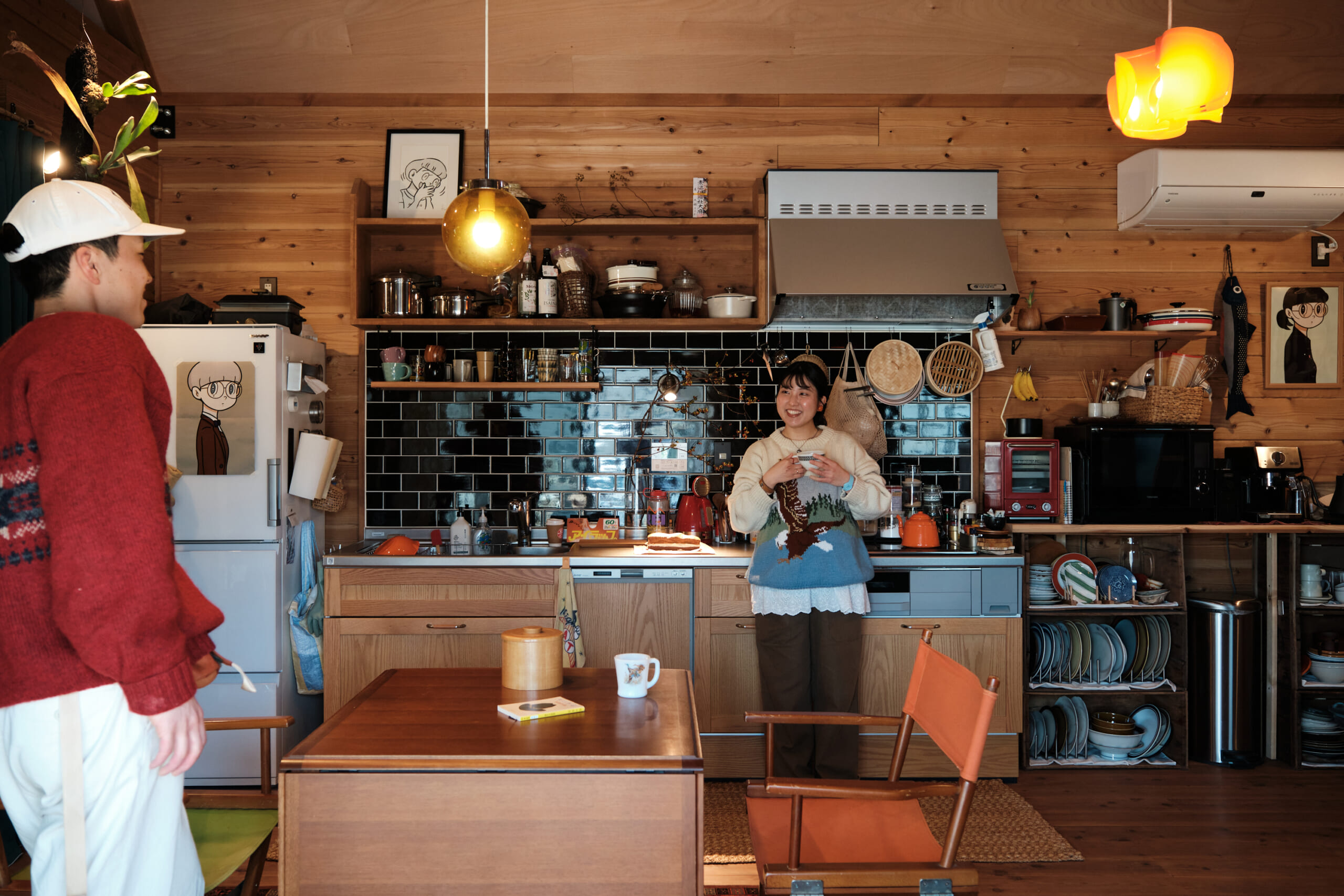 キッチンで会話をしている夫婦