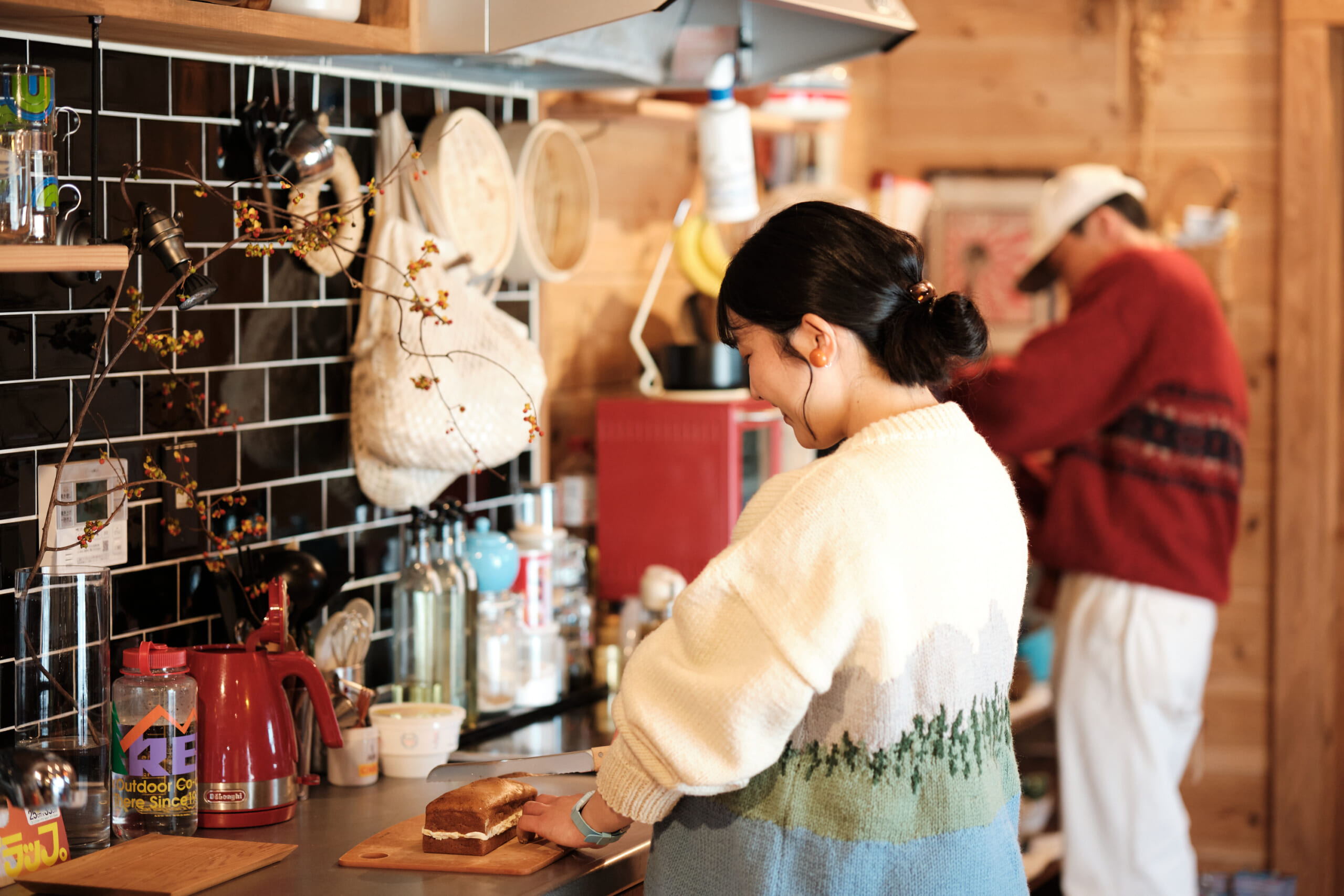 キッチンでケーキを切るまゆかさん
