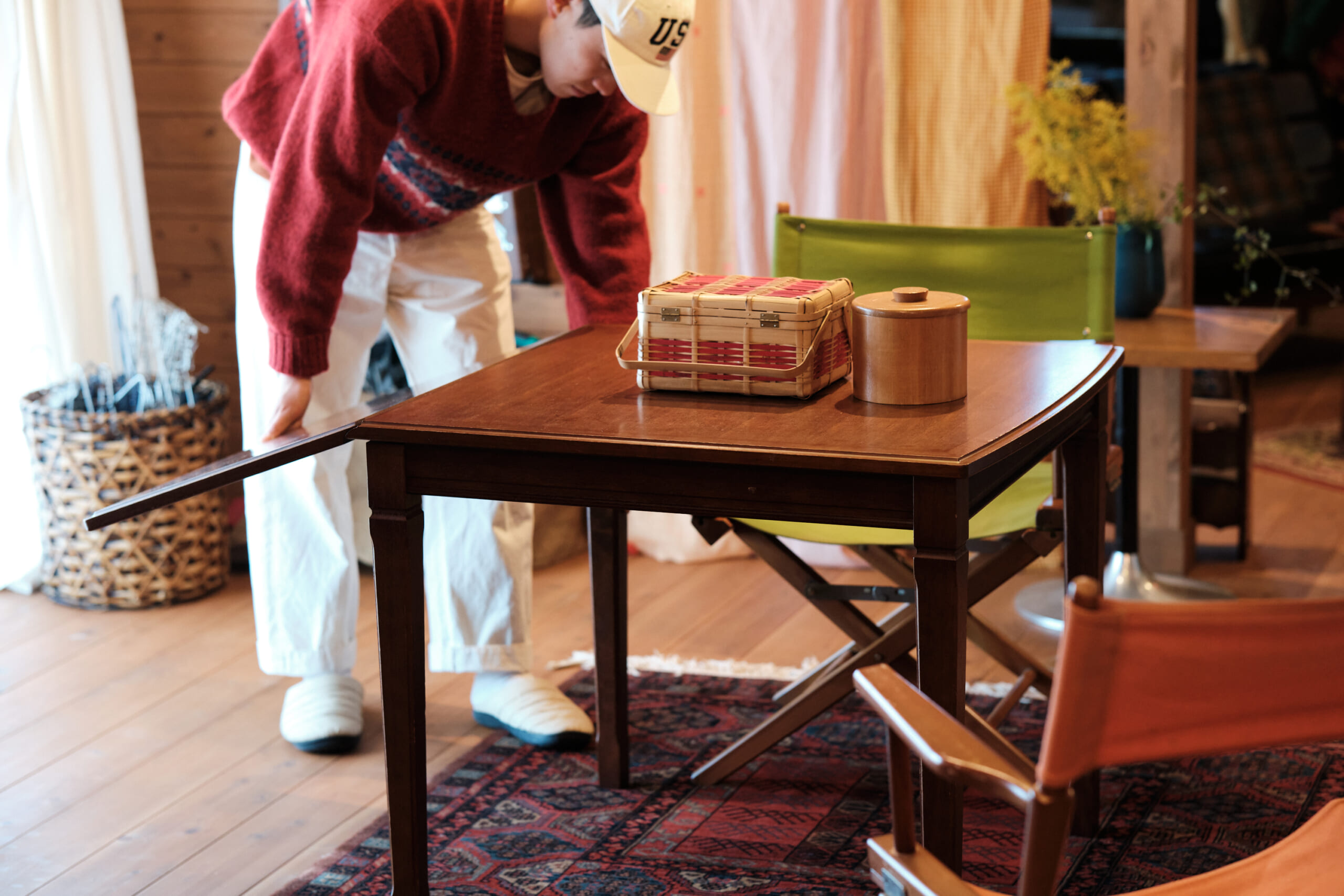 マルニ木工の古いバタフライテーブルを開いている様子