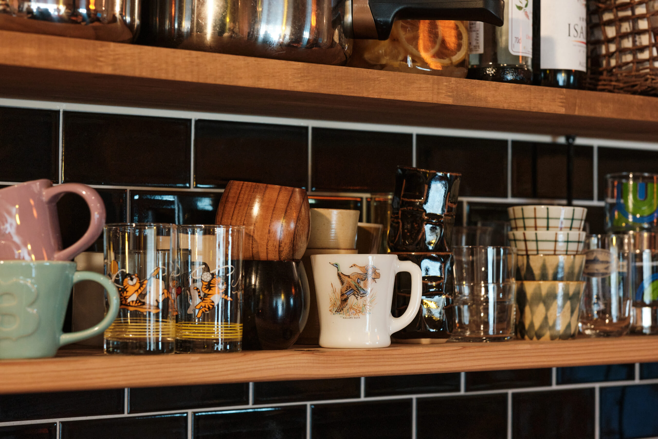 キッチンの飾り棚にあるグラスやカップ