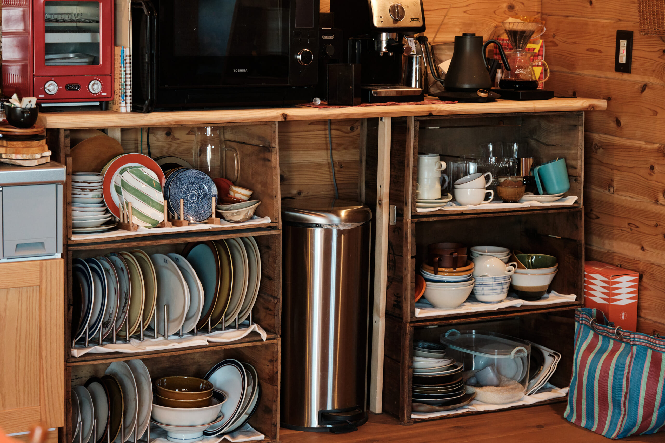 りんご箱で作った食器収納用の棚