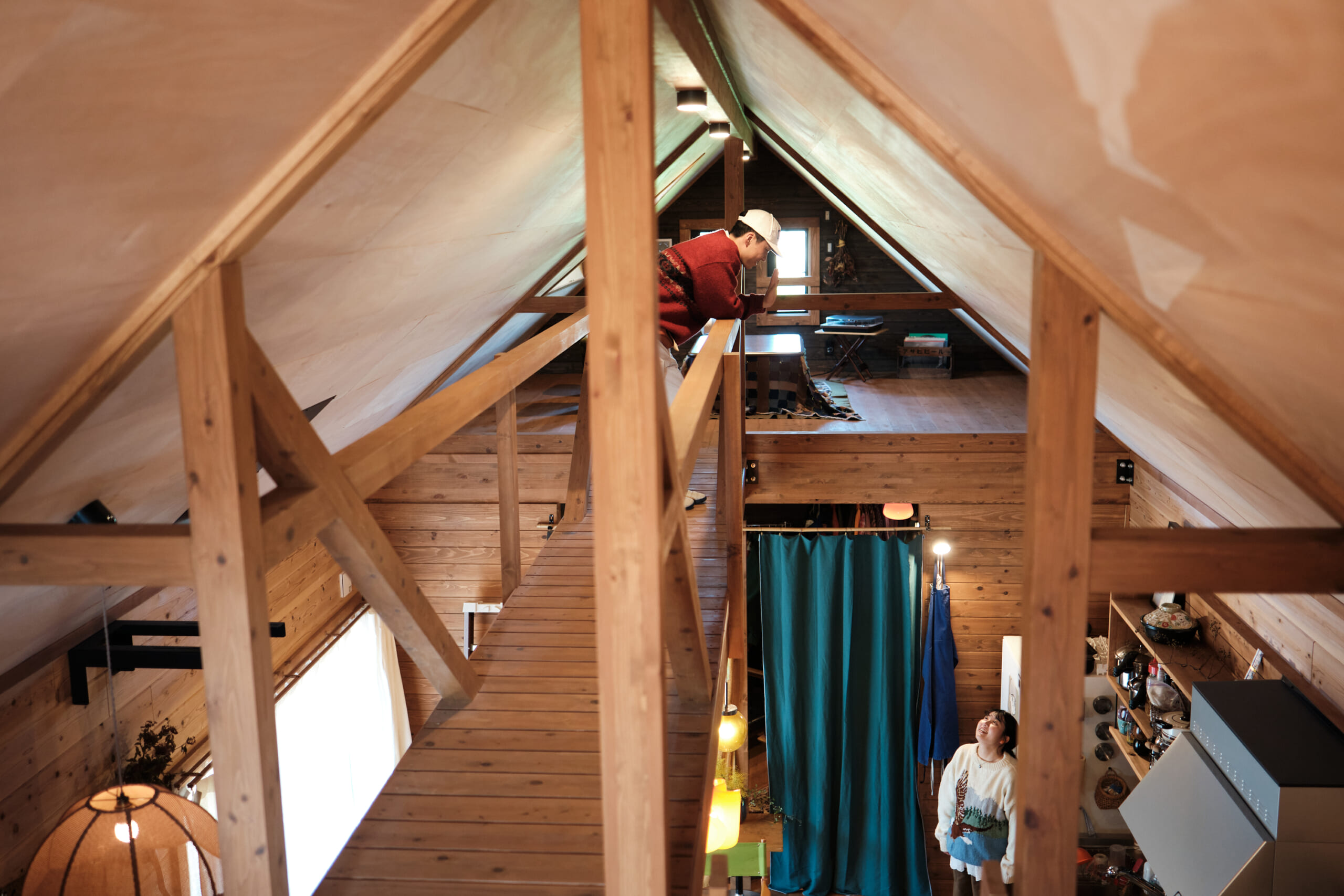 2階にいるゴッシーさんと1階にいるまゆかさんが会話をしている様子