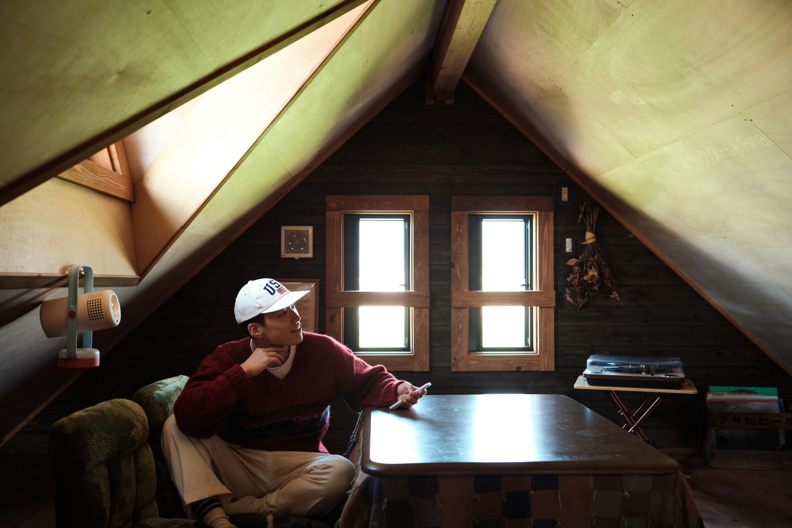 2階の屋根裏でホームシアターを見ているゴッシーさん