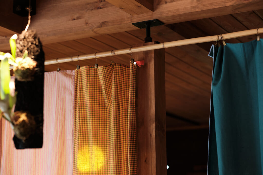 竹の棒と好きな布で仕切りで作ったカーテン